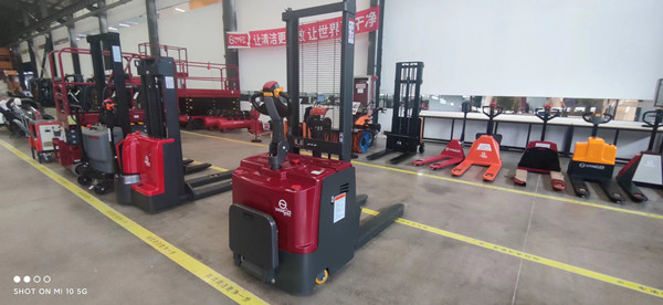 揚子電動叉車的基本結構(圖1) 揚子電動叉車的基本結構(圖1)